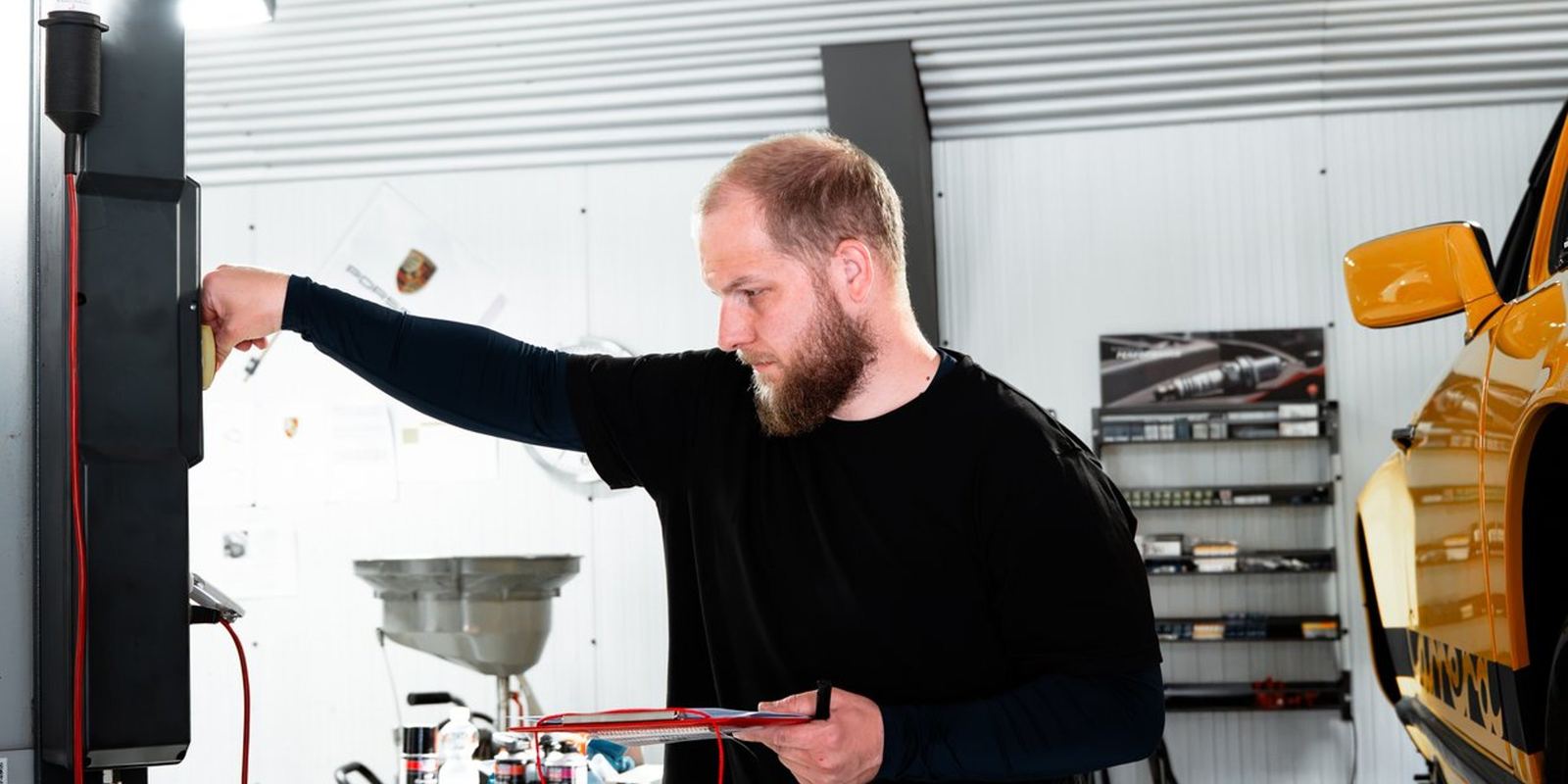 Mechaniker in der Werkstatt von DEINELFER