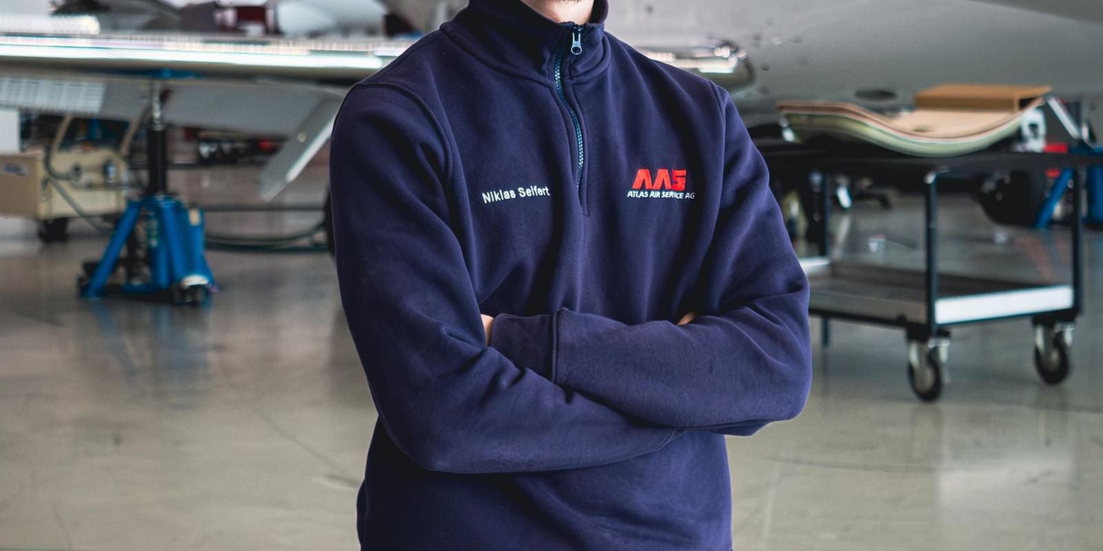 Auszubildender im Hangar von Atlas Air Service in Bremen