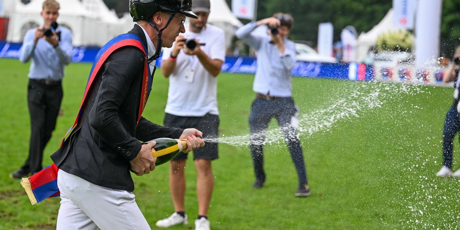 Siegerehrung mit Sektdusche beim Oldenburger Landesturnier in Rastede
