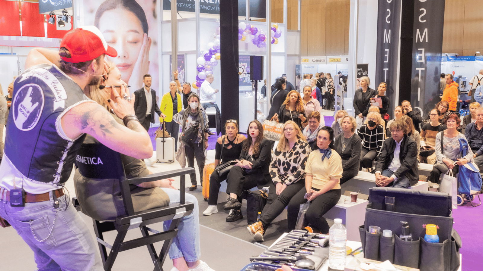 Patrick Maldinger bei einer Live-Make-up-Demonstration vor Fachpublikum