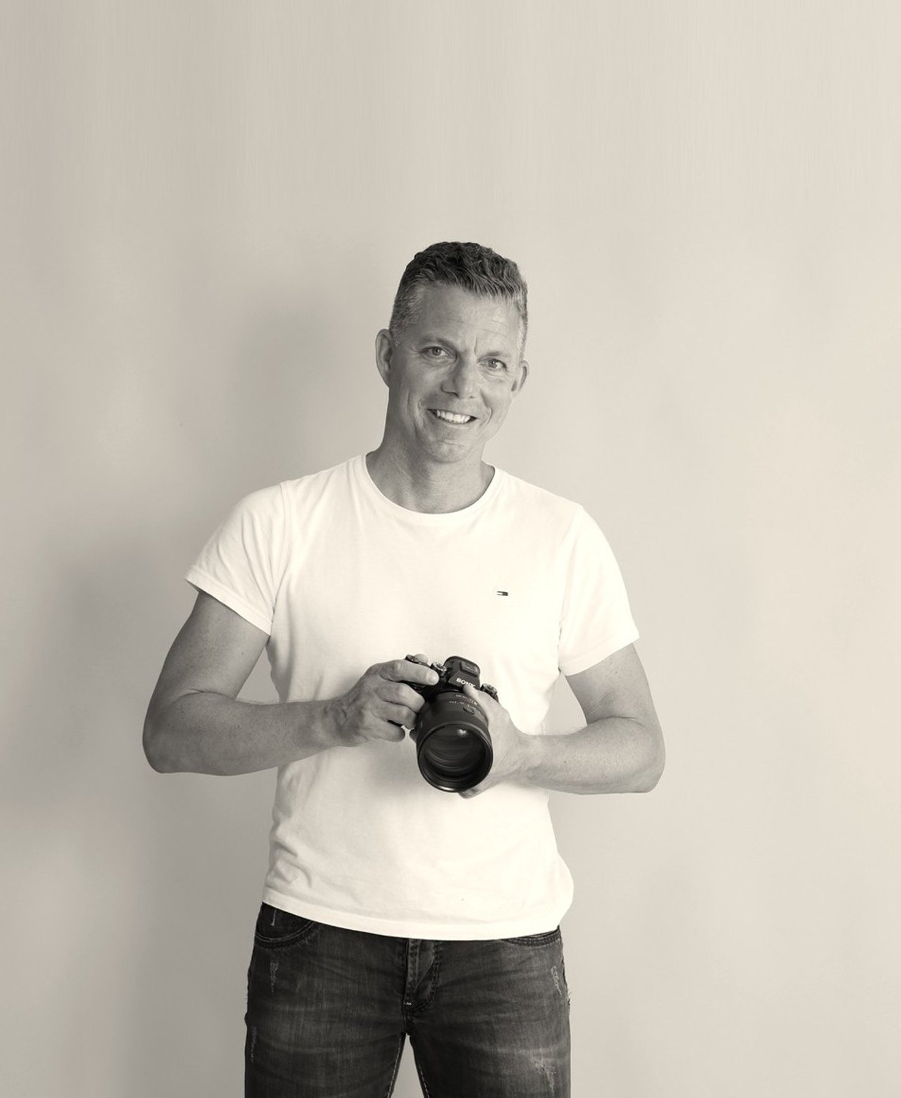 Alex Lörtscher mit Kamera im Fotostudio Uster