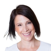 Katharina Eckmair, Gründerin von KATALYZER, lächelnd mit Tablet in der Hand