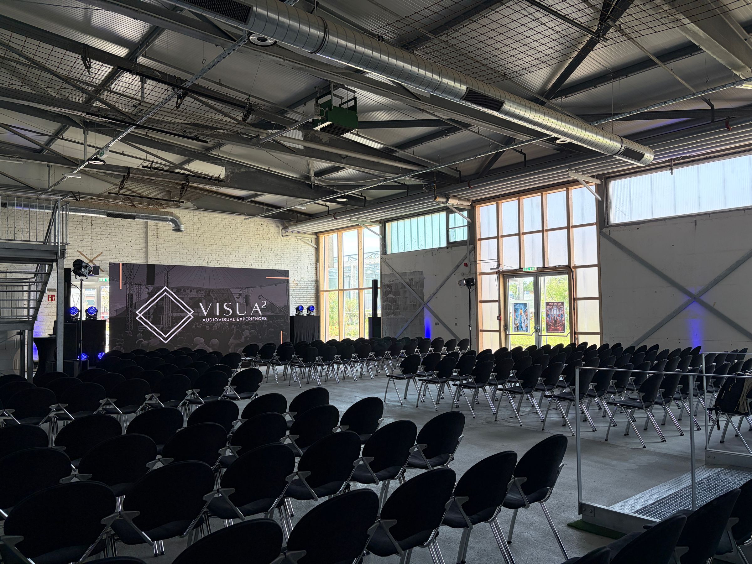 Veranstaltungstechnik von visua TWO: Bühne mit LED-Wand, Licht und Ton bei einem Event in Mannheim