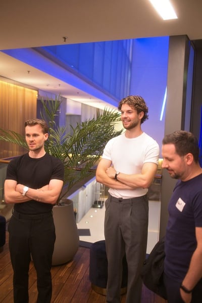 Teilnehmer im Gespräch in der Lounge