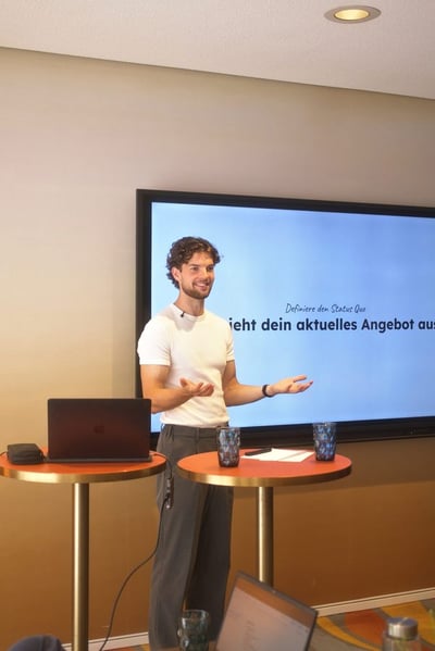 Präsentation vor der Leinwand