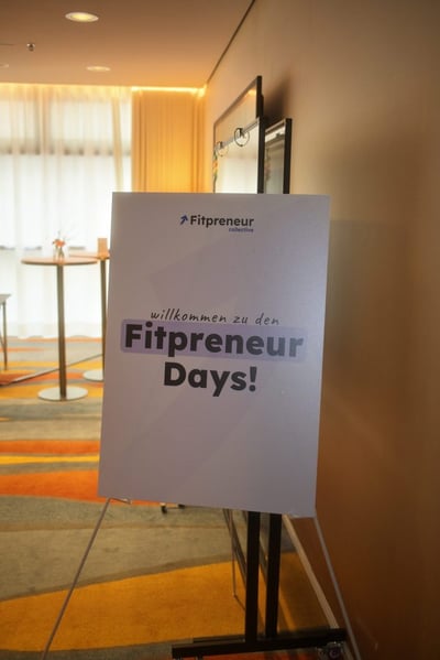 Aufsteller mit der Begrüßung zu den Fitpreneur Days