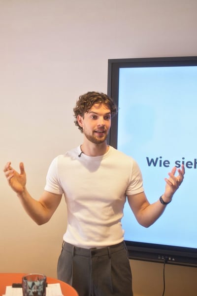 Vortrag vor der Leinwand im Workshop-Raum
