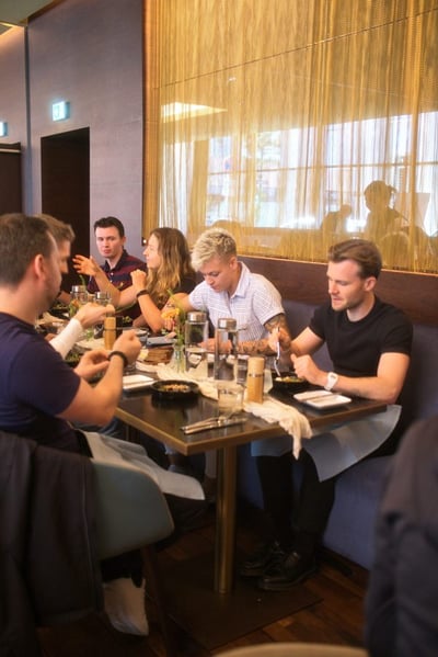Teilnehmer beim gemeinsamen Abendessen
