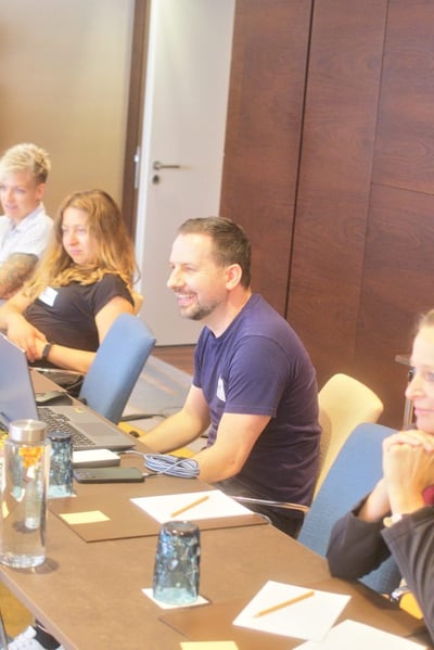 Teilnehmer am Konferenztisch