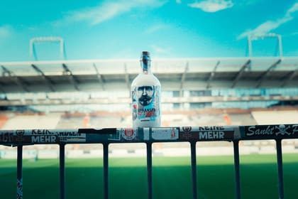 Produktfoto einer Flasche im leeren Stadion