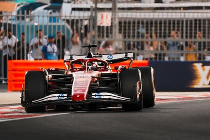 Ferrari-Formel-1-Wagen auf der Strecke in Abu Dhabi