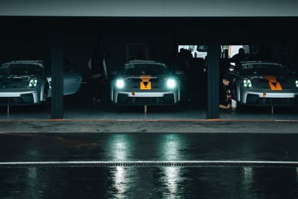 Drei Porsche GT3 in der Box beim Shooting mit Gus Burton