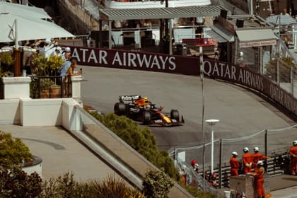 Formel-1-Wagen in einer Kurve in Monaco