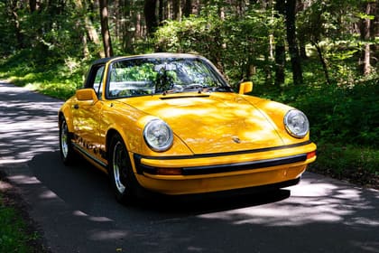 Gelber Porsche 911 auf einer Landstraße bei Oldenburg