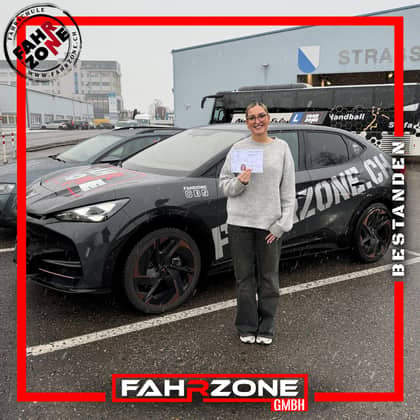 Fahrschülerin oder Fahrschüler von FAHRZONE nach der bestandenen Prüfung.