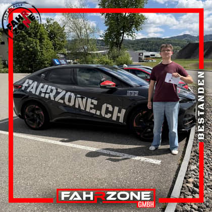 Fahrschülerin oder Fahrschüler von FAHRZONE nach der bestandenen Prüfung.