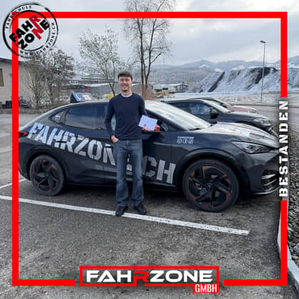 Fahrschülerin oder Fahrschüler von FAHRZONE nach der bestandenen Prüfung.