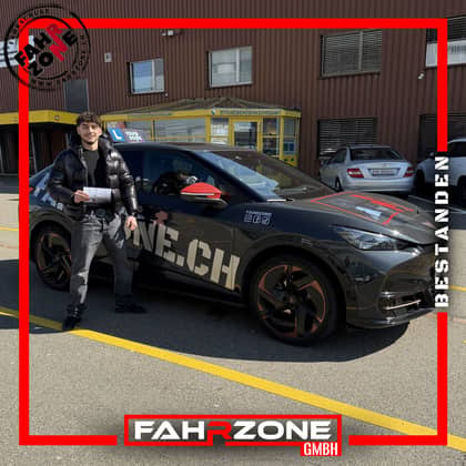 Fahrschülerin oder Fahrschüler von FAHRZONE nach der bestandenen Prüfung.