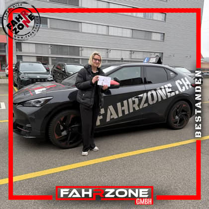 Fahrschülerin oder Fahrschüler von FAHRZONE nach der bestandenen Prüfung.