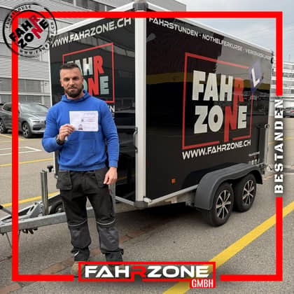 Fahrschülerin oder Fahrschüler von FAHRZONE nach der bestandenen Prüfung.