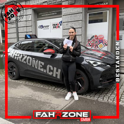 Fahrschülerin oder Fahrschüler von FAHRZONE nach der bestandenen Prüfung.