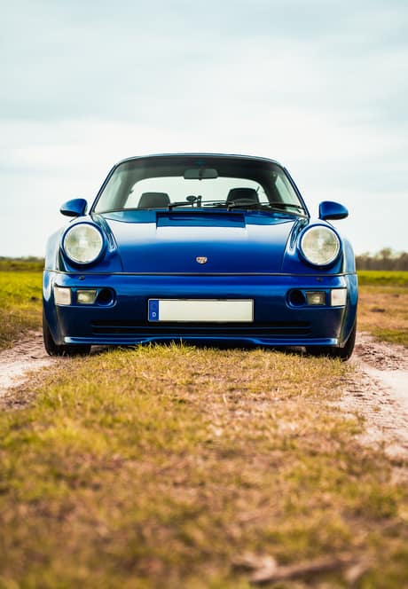 Porsche 911 auf dem Feld, fotografiert für DEINELFER