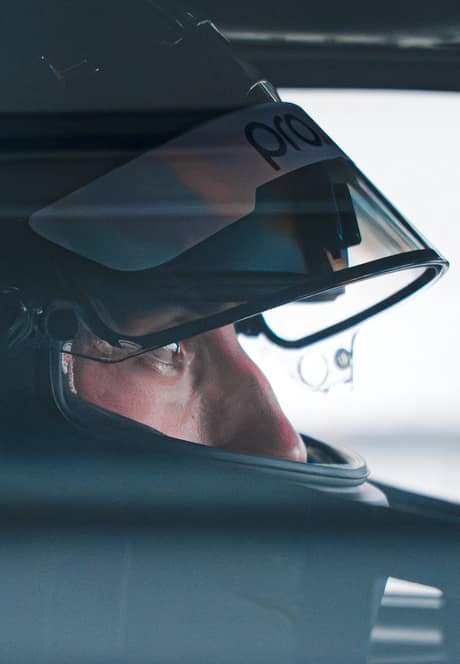 Rennfahrer mit Helm vor dem Start