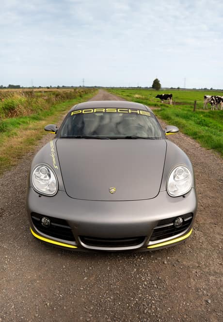 Porsche Cayman auf dem Feldweg