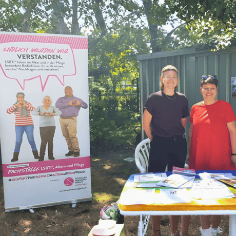 Zwei Personen vor einem Banner „Endlich werden wir verstanden“.