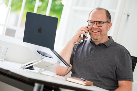Unternehmer telefoniert an seinem Schreibtisch