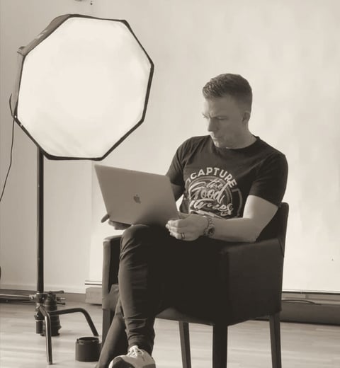 Alex Lörtscher am Laptop im Fotostudio Uster