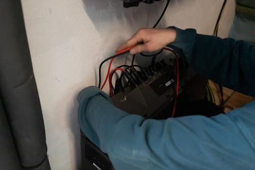DC-Verkabelung eines Batteriemoduls mit roten und schwarzen Kabeln