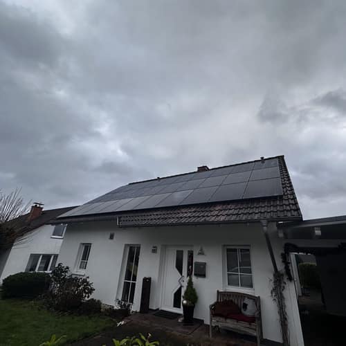 Weißes Einfamilienhaus mit Solaranlage in OWL