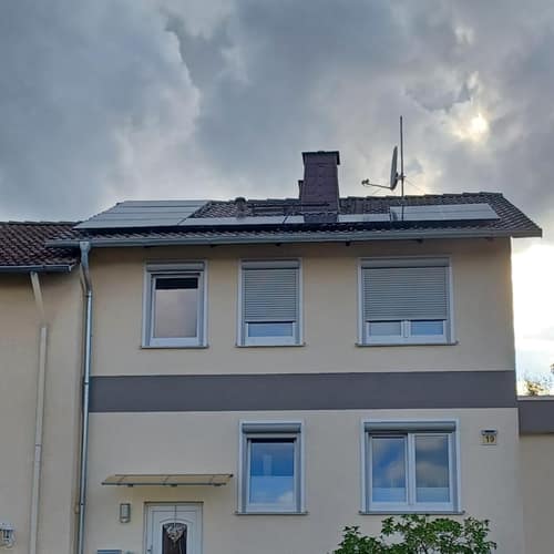 Mehrfamilienhaus mit Solarmodulen
