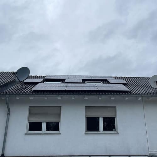 Einfamilienhaus mit Gaube und grauem Dach