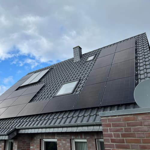 Full-Black-Photovoltaikanlage auf einem Satteldach