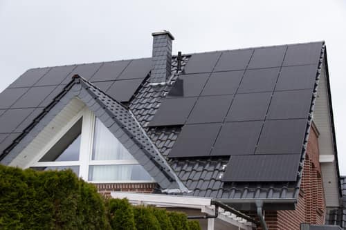 Satteldach mit Gaube und vollschwarzen Solarmodulen