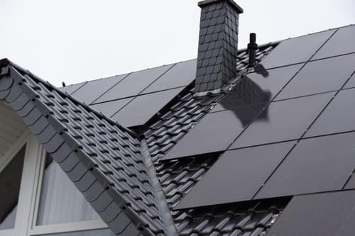 Fertige Full-Black-Photovoltaikanlage auf einem Ziegeldach