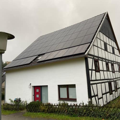 Fachwerkhaus mit Full-Black-Solarmodulen