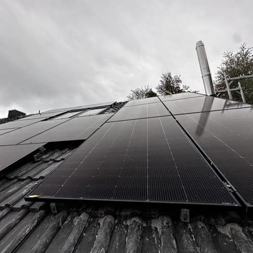 Nahaufnahme von Solarmodulen auf einem Ziegeldach