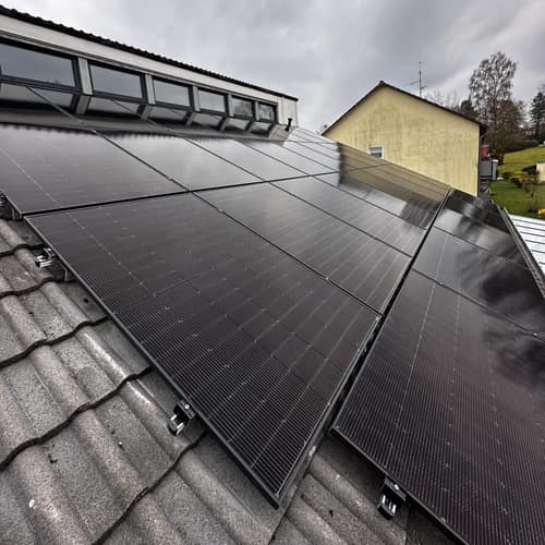 Detailaufnahme von Solarmodulen an der Dachkante