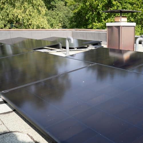 Flachdach mit aufgeständerten Solarmodulen in Ost-West-Ausrichtung