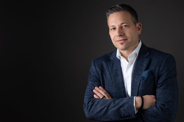 Personal Branding Fotografie für Berater: Porträt eines Beraters im dunklen Studiolicht