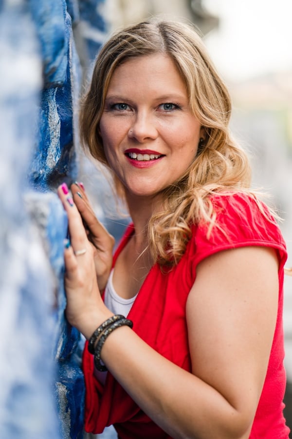 Nahes Porträt mit Lächeln an einer blauen Wand