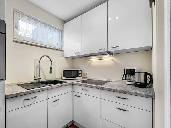 Küche der Ferienwohnung mit Ceranfeld, Spülmaschine, Mikrowelle und Kaffeemaschine