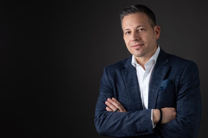 Personal Branding Fotografie für Berater: Porträt eines Beraters im dunklen Studiolicht
