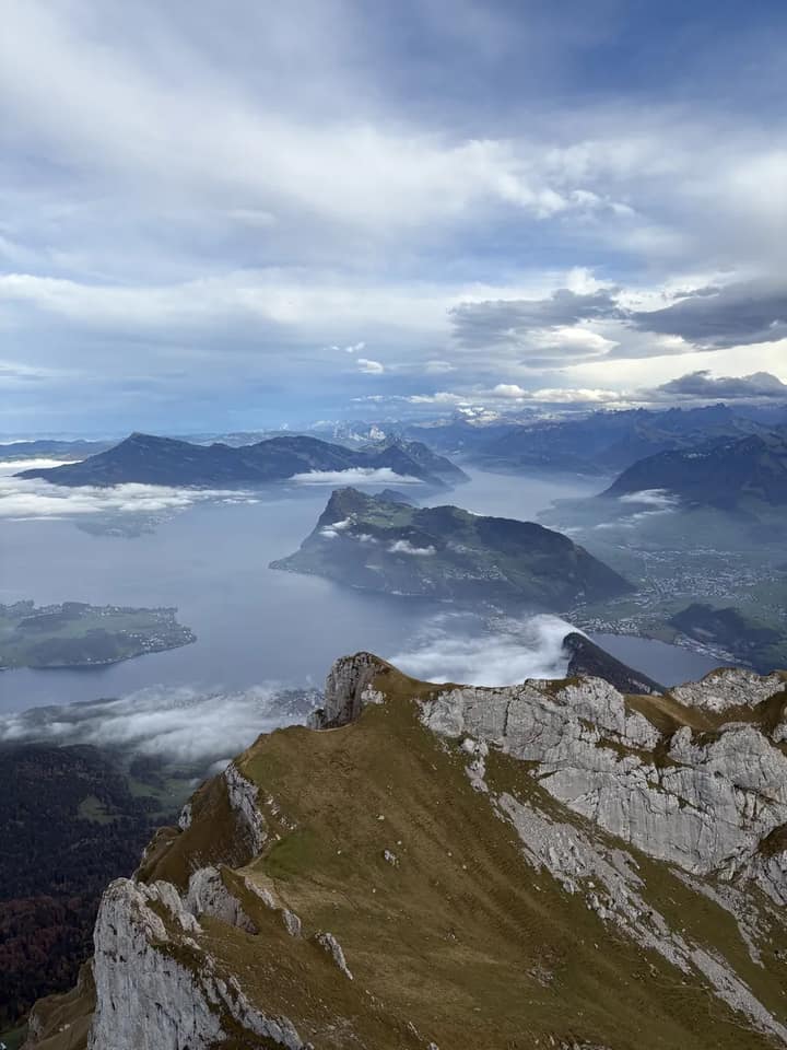 Weiter Blick vom Berg über Seen, Täler und Wolken