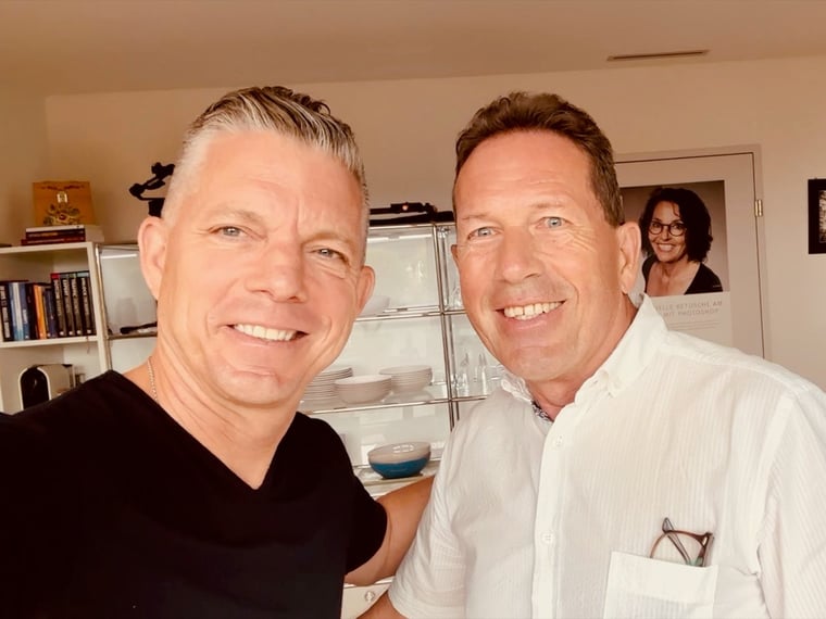 Alex Lörtscher mit Markus Hardegger nach dem Strategiegespräch im Fotostudio Uster