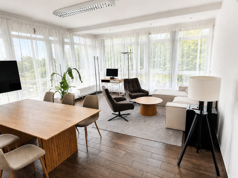 BaufiV-Büro: Besprechungs- und Lounge-Bereich