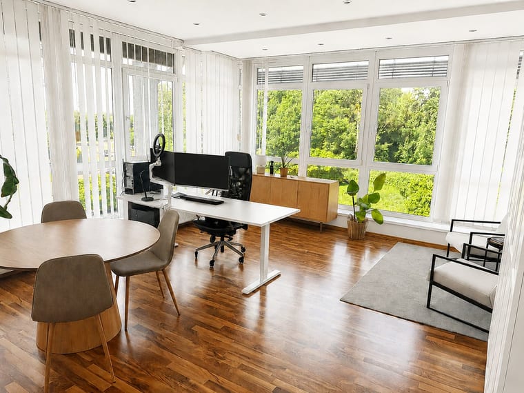 BaufiV-Büro: Arbeitsplatz mit Besprechungstisch